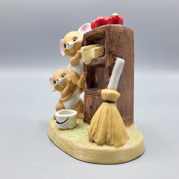 Vintage 1979 Enesco Figurine Mice Pair Climbing Shelf Apples Broom Decor Ceramic - Picture 11 of 16